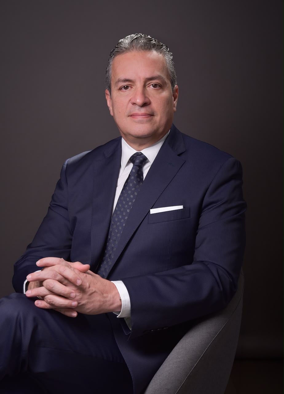 Luis Fernando Otero, socio estratégico de CPO Academy, sentado en traje azul